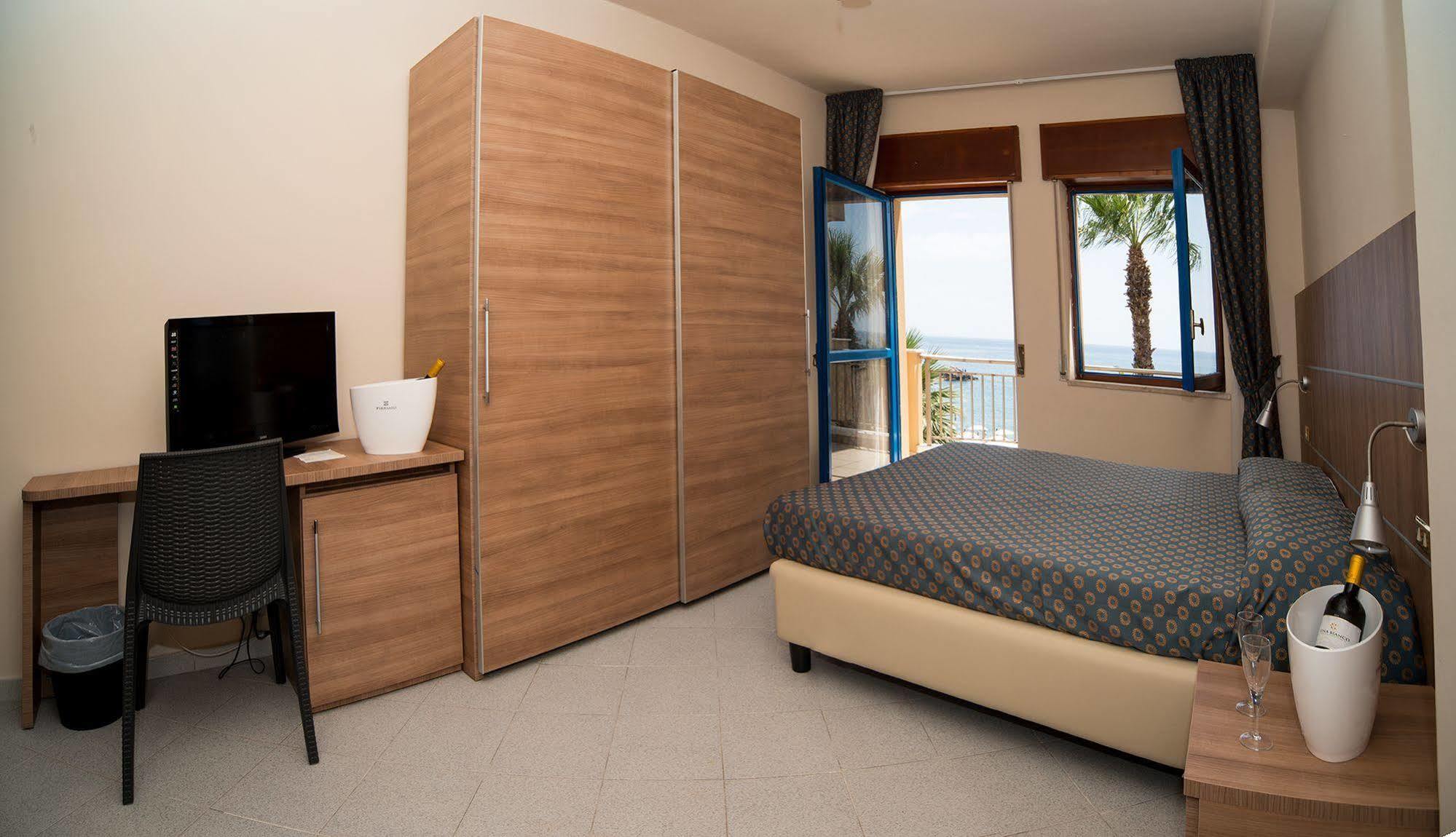 Elihotel SantʼAlessio Siculo Esterno foto
